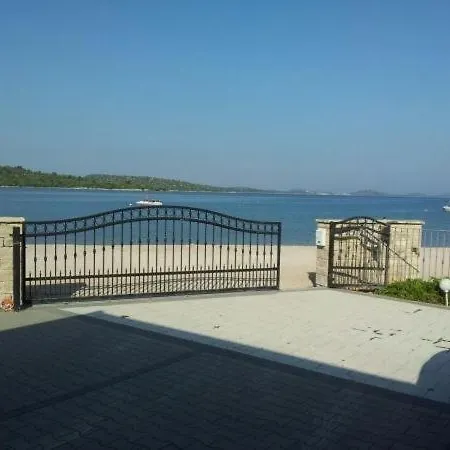 In With Sea View, Terrace, Air Conditioning, Wifi Apartman Pirovac