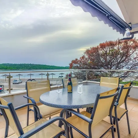 In With Sea View, Terrace, Air Conditioning, Wifi Apartment Pirovac